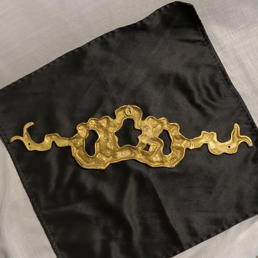 BRASS Wall decor-door or painting topper.  Ribbon & bow design. LG 18 x 4 1/2". - Picture 6 of 7